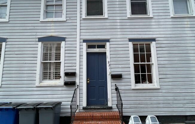 Small pets are welcome with an additional deposit and monthly pet rent.