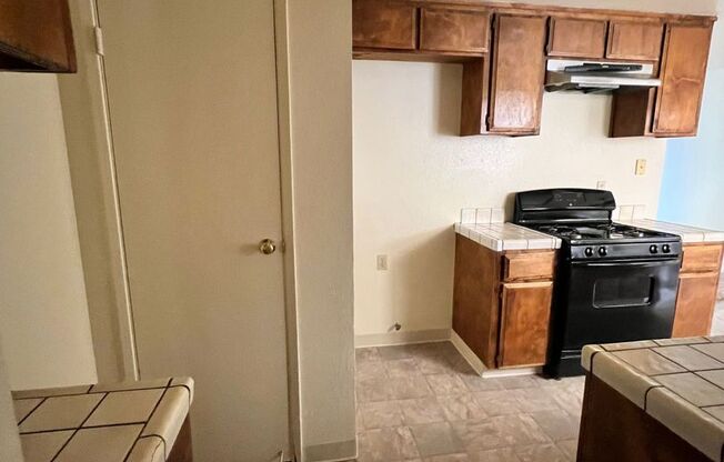 2 beds, 1.5 baths, $1,595, Unit Unit G