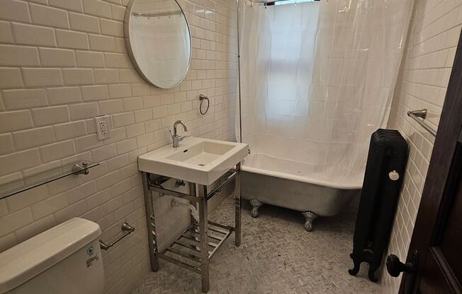 1 bed, 1 bath, 1,025 sqft, $1,350, Unit 905-15
