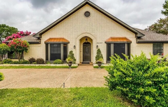 2207 CREEKVIEW