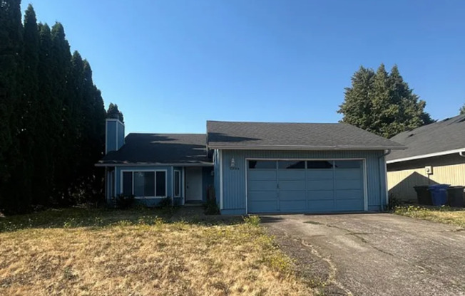Spacious 3 Bedroom Home with Fenced Yard & Oversized Garage in Eugene