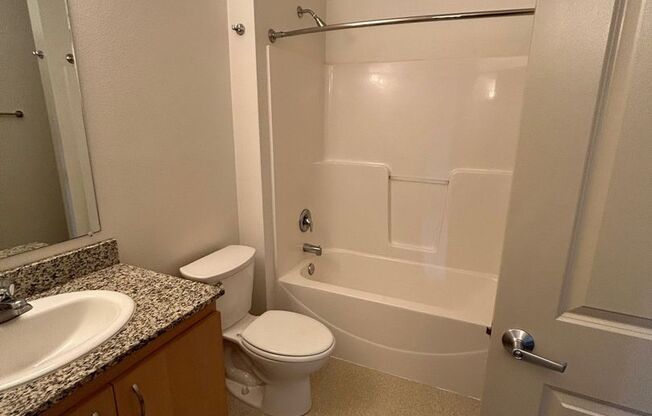 3 beds, 1.5 baths, 1,370 sqft, $1,900, Unit 2440-4