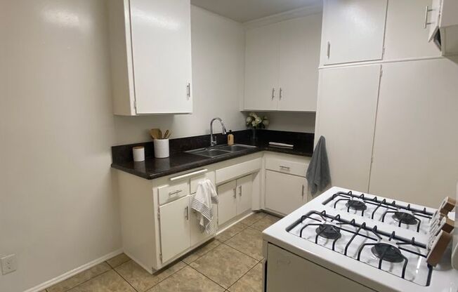 2 beds, 1 bath, 702 sqft, $2,350, Unit B15