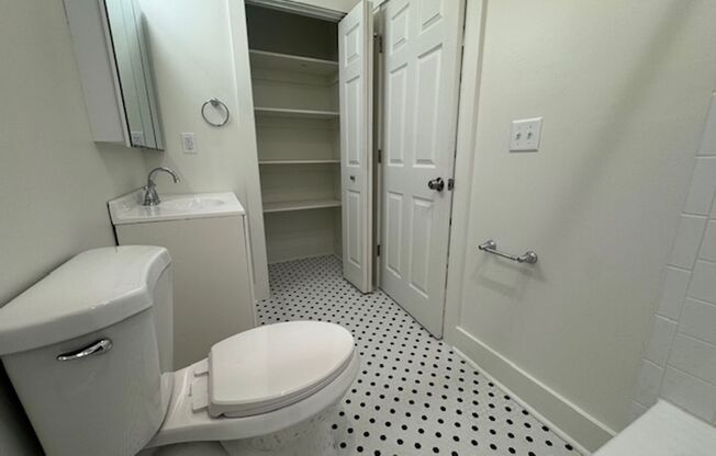 2 beds, 1 bath, 750 sqft, $2,099, Unit 5635 Hobart St. #22