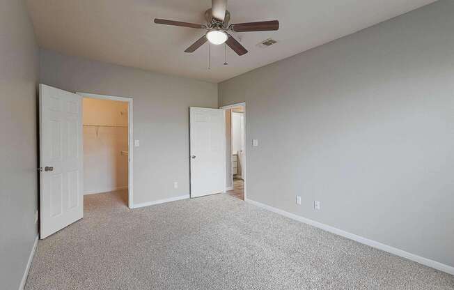 2 beds, 1 bath, 912 sqft, $1,516