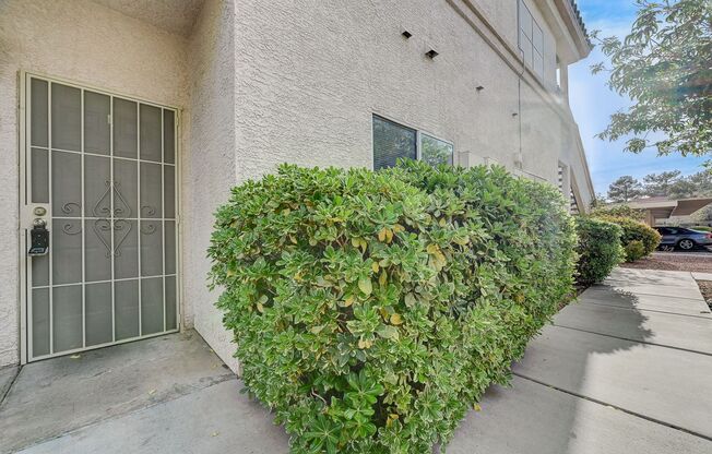 Spacious 2 Bedroom Condo in Gated Community!