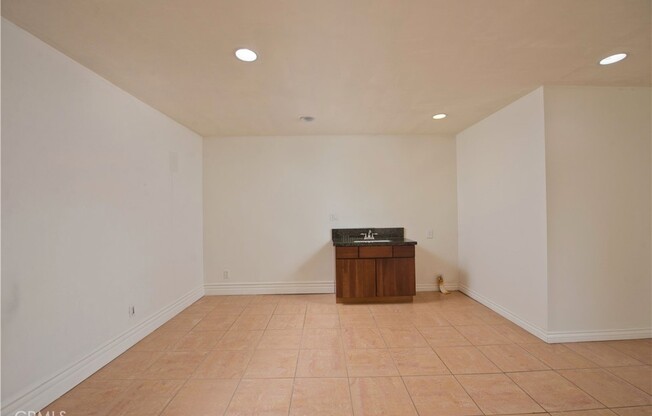 4 beds, 2.5 baths, 2,500 sqft, $5,200