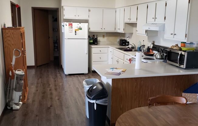 2 beds, 1 bath, $925