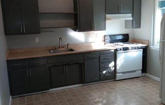 2 beds, 1 bath, 900 sqft, $1,350, Unit 2423