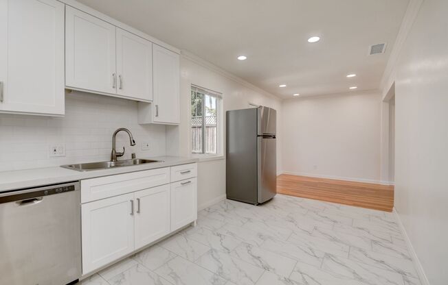3 Bedroom House in the Heart of Pacific Beach! 2 Car Garage! Washer and Dryer!
