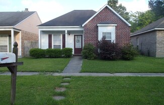 3br/2ba house with backyard, dbl carport, minutes from LSU!