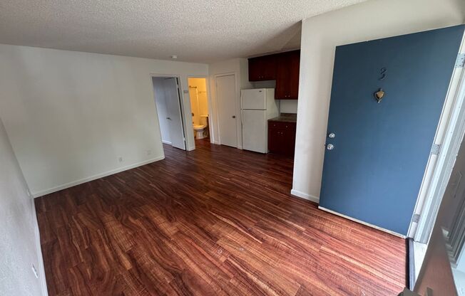 1 Bed / 1 Bath | North Oak Park Downstairs Apartment Available Now