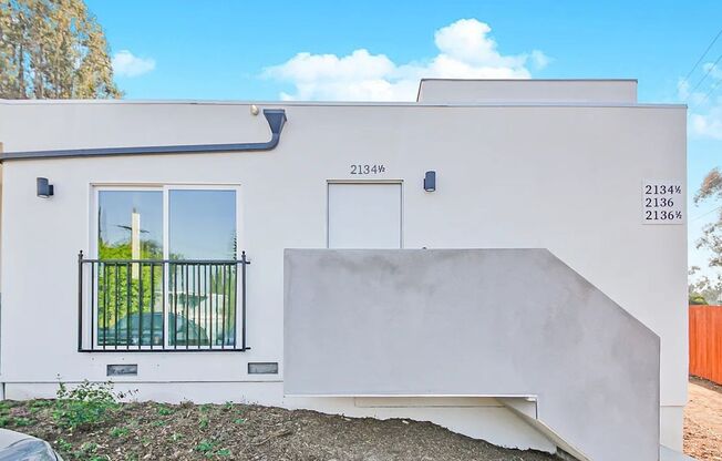 2132-2134 Cove Ave ****