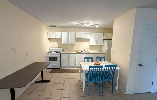 2 beds, 1 bath, $1,200, Unit Unit J-22