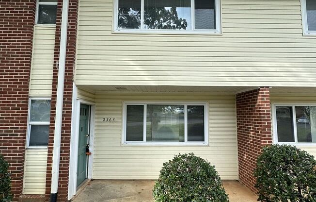 3 Bedroom 2.5 Bathroom Condo!