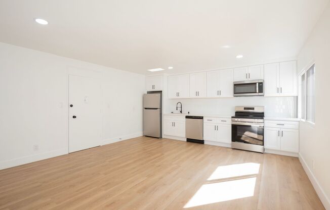 6 WEEKS FREE! Newly Remodeled 2 bed / 1 bath in Hollywood