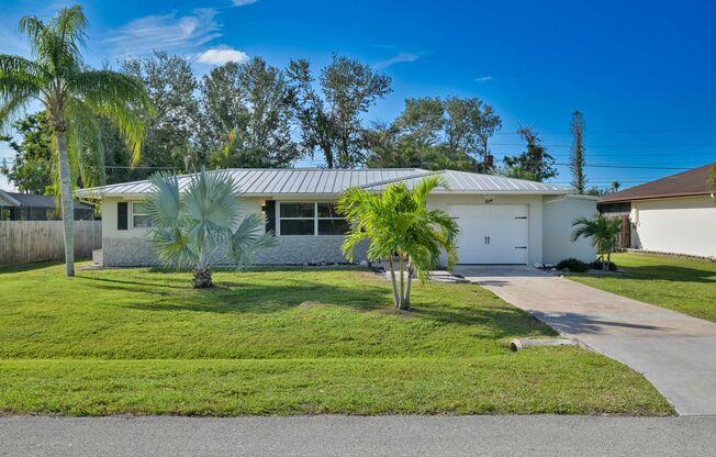 ** Charming Villa in Bonita Springs ~ Completely Renovated ~ Furnished ~ 1 Car Garage **