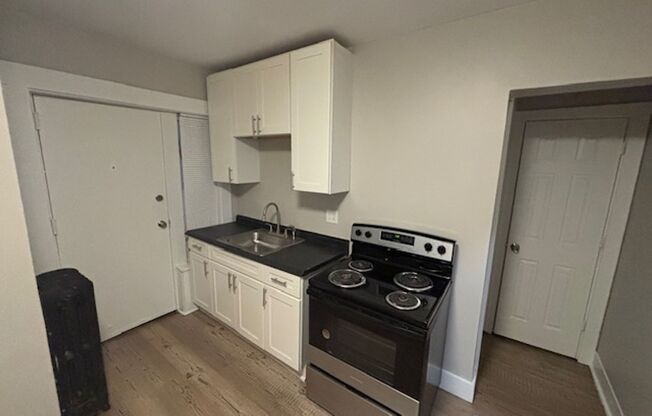 Studio, 1 bath, $1,100, Unit 14 Mattoon St Unit 6