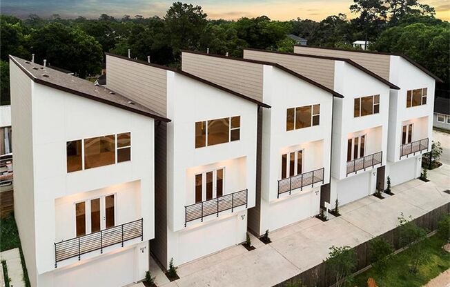 Modern Elegance in Garden Oaks – Style, Comfort & Prime Location!