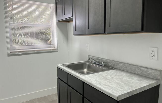 2 beds, 1 bath, 750 sqft, $1,800, Unit 5200-24