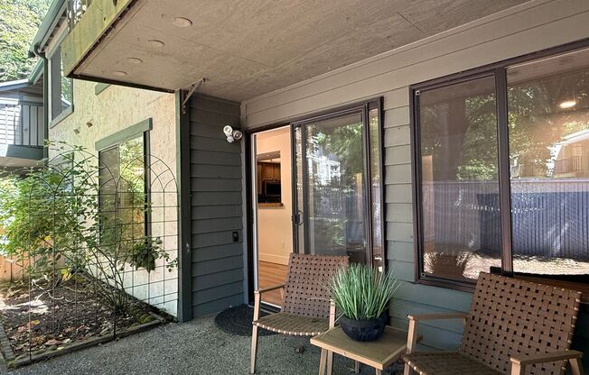 Spacious 2-Bedroom Ground Floor Condo with Private Yard in Kirkland