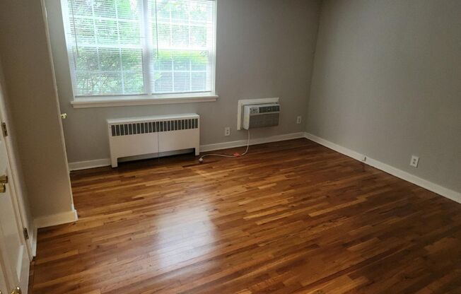 2 beds, 1 bath, 897 sqft, $2,335, Unit A-17