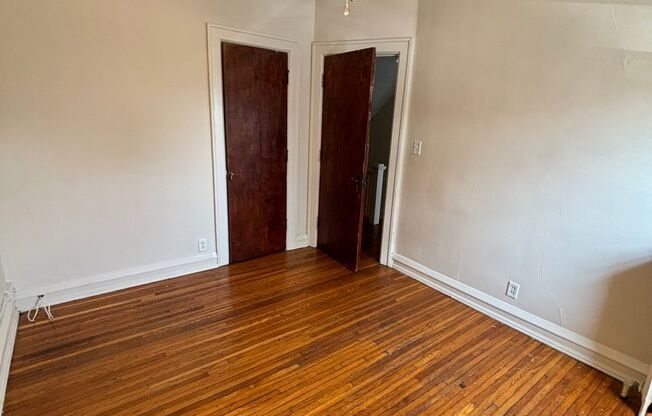 3 beds, 1 bath, $1,000, Unit 289