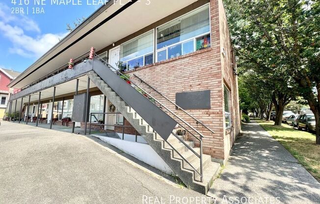 416 NE MAPLE LEAF PL