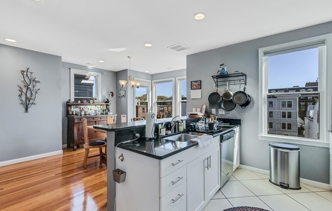 28 MONUMENT ST