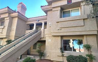 Bright Upstairs Condo with Vaulted Ceilings, Fireplace & Prime Location!