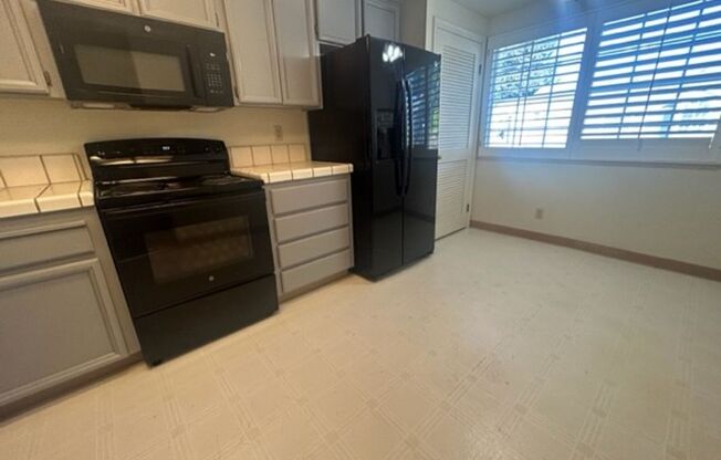 2 bed, 2 & 1/2 bath townhome with garage in Hayward