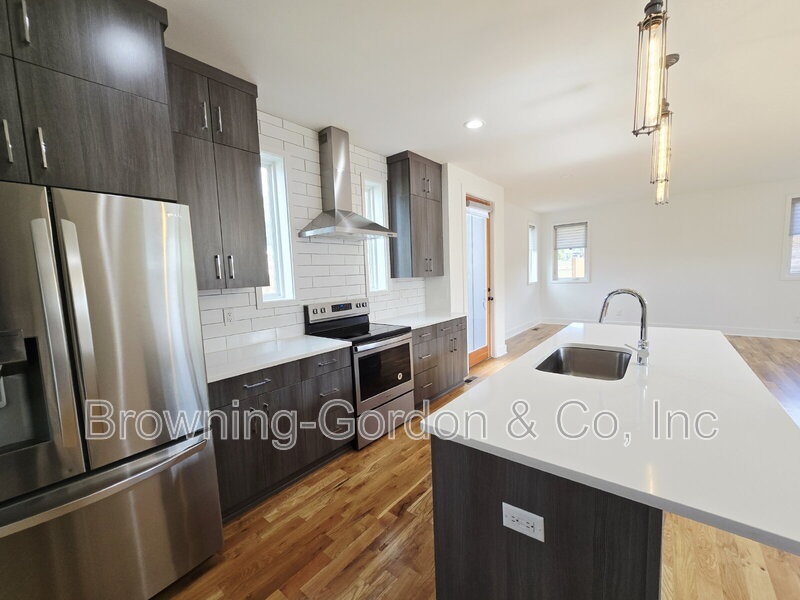 313 PIONEER LN