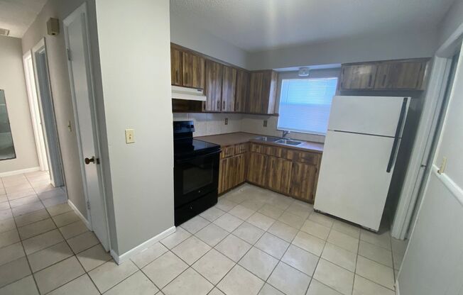 2 beds, 1 bath, $1,295