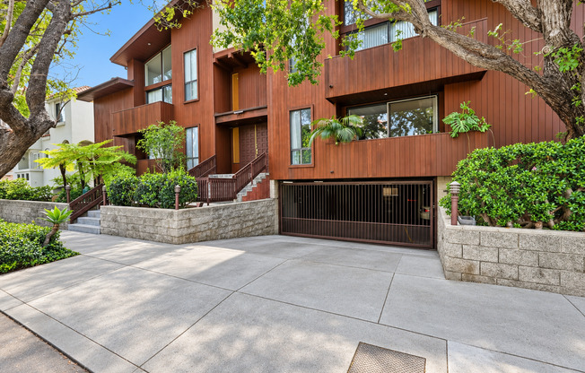 BRIGHT & AIRY, 2BR2.5BA TOWNHOUSE W/ DUAL PRIMARY SUITES, FENCED PATIO & 2-CAR GATED PARKING IN WELL-KEPT GATED BUILDING!