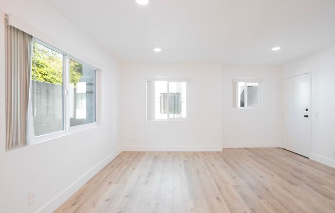 1031 N Orange Grove Ave