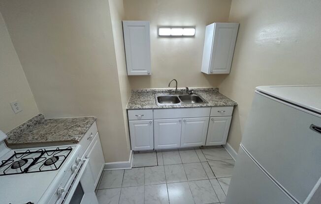 1 bed, 1 bath, 600 sqft, $1,300, Unit 4