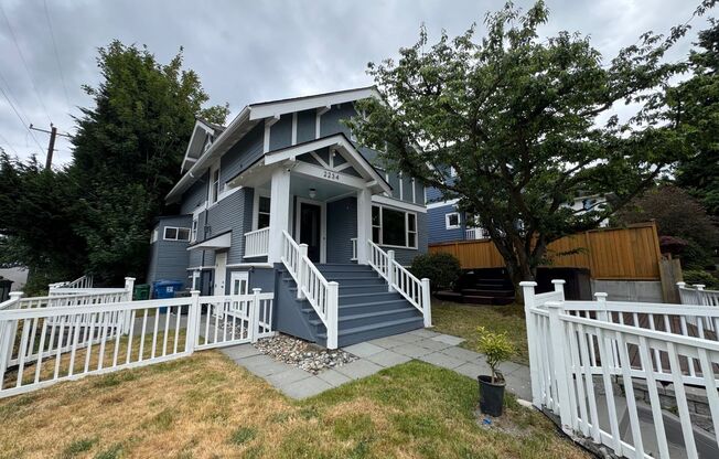 Warm & cozy 5 bed 2.5 bath home in the heart of QueenAnne in Seattle