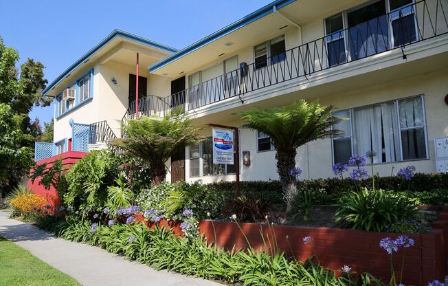402 Montana Ave in Santa Monica - 4 blocks to the beach!