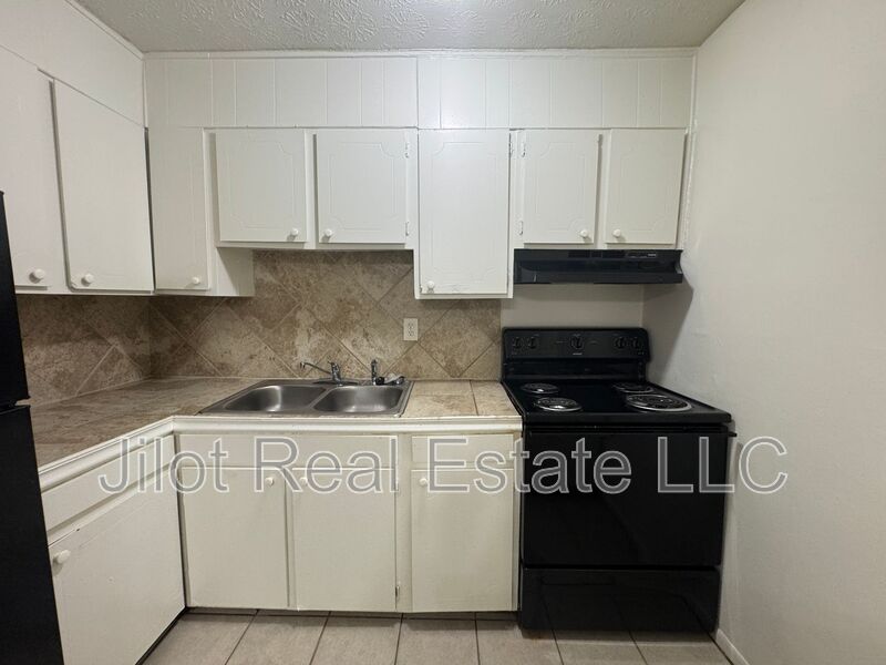 2711 Fairlee Drive Unit C3