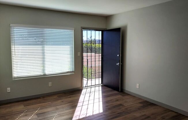 University Heights - Second Floor 1 Bedroom / 1 Bath Apartment w/ Laundry & Parking