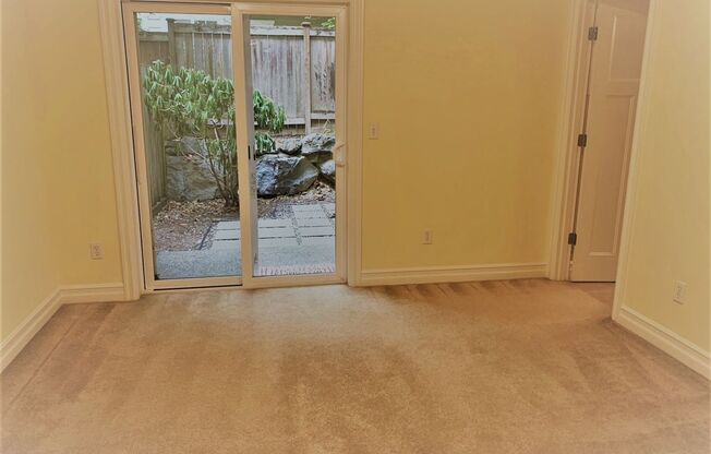 Lovely, Spacious 3 bed/2.5 bath townhome in North Seattle!