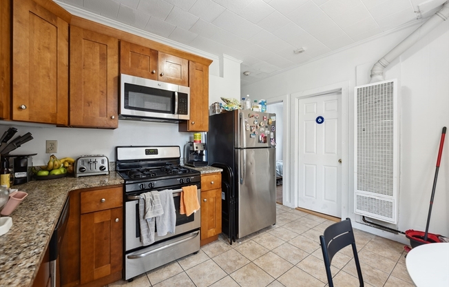 3 beds, 1 bath, 650 sqft, $3,600, Unit 8