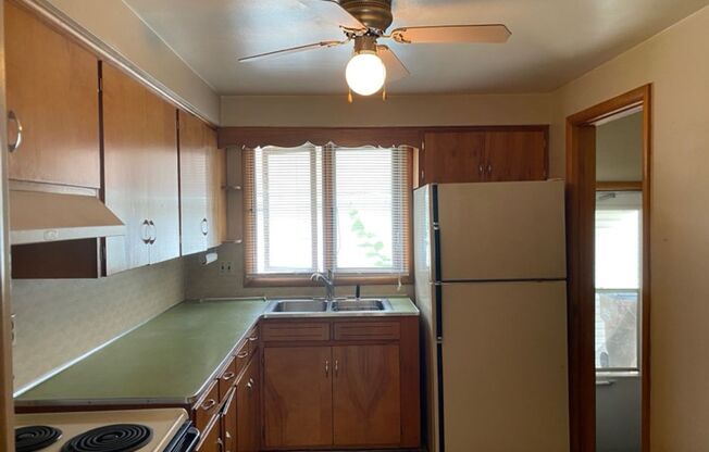 2 beds, 1 bath, $950, Unit 780 Fairlawn