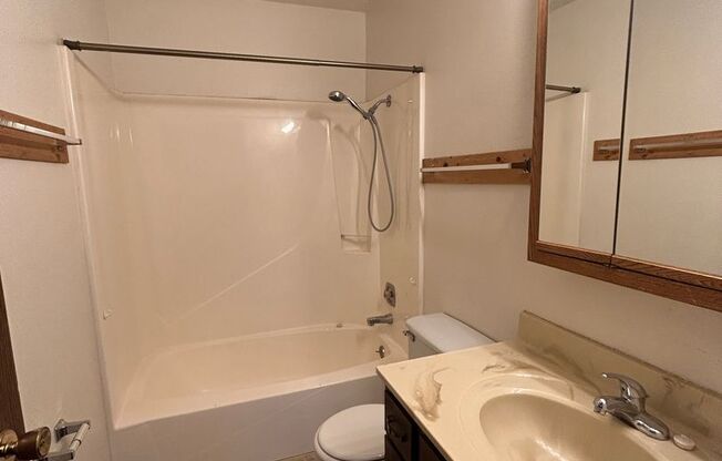 2 beds, 1 bath, $950, Unit #10