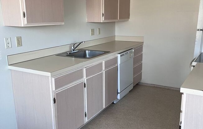 2 beds, 1 bath, 750 sqft, $895, Unit 04