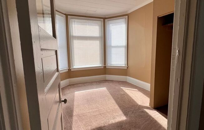 3 beds, 1 bath, $1,700, Unit 2407-Lower