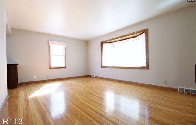 4 Bedroom / 3 Bath Home off of 72nd and Grover WESTSIDE School District!