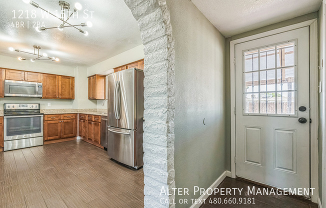 1218 W 15 ST