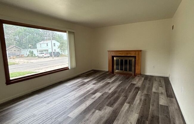 4 beds, 1.5 baths, $1,295, Unit Main floor