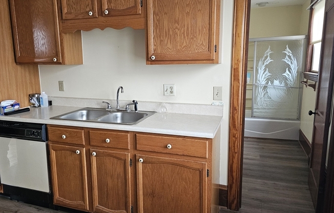 3 beds, 1 bath, 700 sqft, $1,500, Unit 3